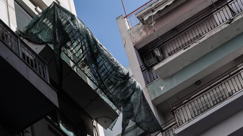 Καλλιθέα: Μετά από τρεις μέρες απομακρύνεται το «αιωρούμενο» μπαλκόνι - Πώς έγινε η αποκόλληση