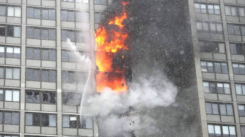 Σικάγο: Στις φλόγες τυλίχθηκαν 9 όροφοι κτηρίου - Πέθανε ένας ένοικος