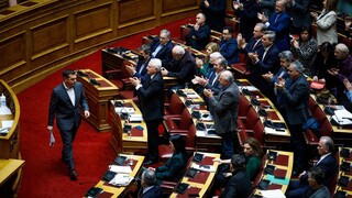 Βουλή: Άγριες κόντρες και σκληρές εκφράσεις στη συζήτηση για την πρόταση δυσπιστίας