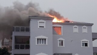 Καλαμάτα: Φωτιά σε στέγη σπιτιού από χτύπημα κεραυνού