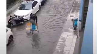 Κακοκαιρία: Το... κόλπο πολίτη για να περάσει ένα πλημμυρισμένο δρόμο στο Μοσχάτο