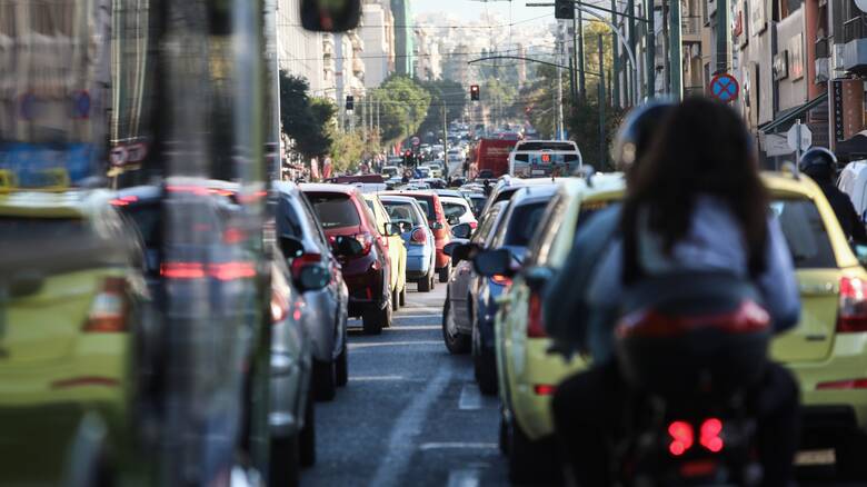 Κίνηση στους δρόμους: Κυκλοφοριακό κομφούζιο στην Αθήνα - Ποιοι δρόμοι είναι απροσπέλαστοι