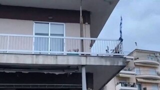 Απίστευτη εικόνα στην Ξάνθη: Κολώνα της ΔΕΗ διαπερνά μπαλκόνι πολυκατοικίας