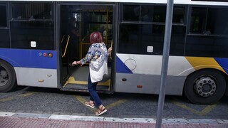 Καταγγελία για οδηγό λεωφορείου που φέρεται να έδωσε το τιμόνι σε ανήλικη μαθήτρια