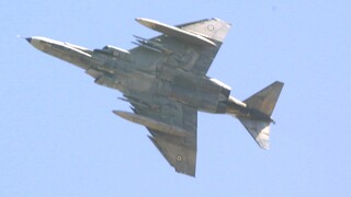 Πτώση F-4 Phantom: Βρέθηκαν συντρίμμια του αεροσκάφους - Αγωνία για την τύχη των χειριστών