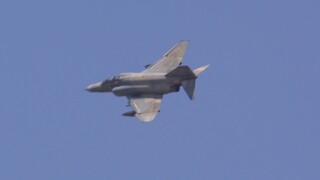 Πτώση F-4 Phantom: Οι πρώτες εικόνες από τα συντρίμμια