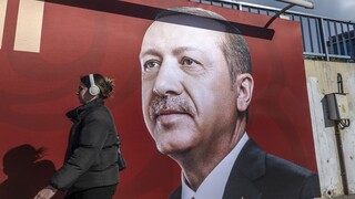 Handelsblatt: Το τρίπτυχο που δίνει ξανά στον Ερντογάν τα «σκήπτρα» της Τουρκίας
