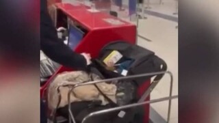 Ζευγάρι άφησε το μωρό του στο γκισέ του αεροδρομίου και έφυγε να προλάβει την πτήση