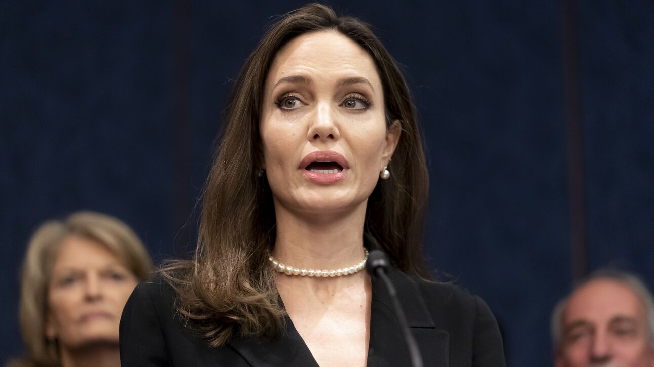Angelina Jolie: Στο Ιράκ με τους επιζώντες της γενοκτονίας από το ISIS - «Είναι τιμή μου»