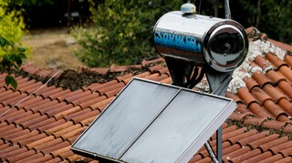 Ηλιακοί θερμοσίφωνες και φωτοβολταϊκά: Τον Μάρτιο ξεκινούν οι αιτήσεις για το πρόγραμμα