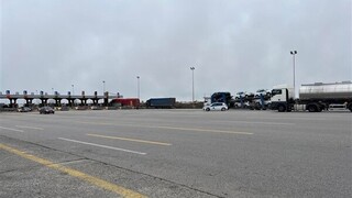 Kακοκαιρία Μπάρμπαρα: Ουρές χιλιομέτρων από φορτηγά που καθηλώθηκαν στα διόδια Μαλγάρων