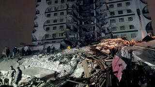 Σεισμός 7,8 Ρίχτερ στην Τουρκία: Εκατόμβη νεκρών – Κατέρρευσαν κτήρια, δεκάδες εγκλωβισμένοι