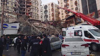 Σεισμός 7,8 Ρίχτερ στην Τουρκία: Συγκλονίζουν οι μαρτυρίες - Ψάχνουν εγκλωβισμένους στα συντρίμμια