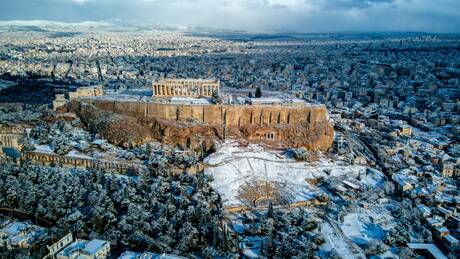 Κακοκαιρία Μπάρμπαρα: Εντυπωσιακές εικόνες από τη χιονισμένη Αθήνα