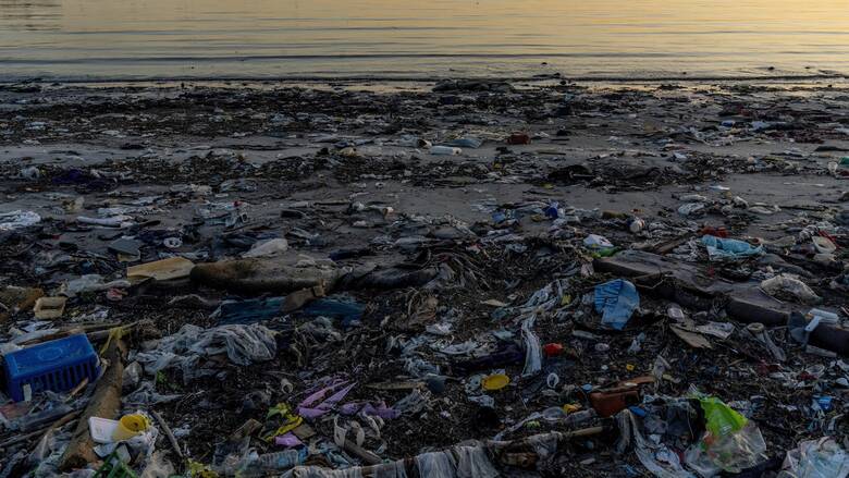 Αυξήθηκαν κατά 6 εκατ. τόνους ετησίως τα απορρίμματα πλαστικών μιας χρήσης