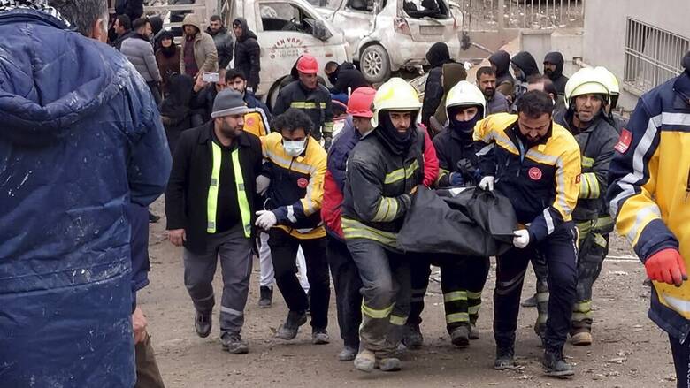 Σεισμός στην Τουρκία: Πάνω από 912 οι νεκροί
