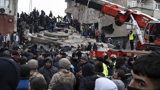 Σεισμός Τουρκία: Χιλιάδες κάτω από τα συντρίμμια – Θα στηθούν καταυλισμοί για τους αστέγους