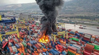 Σεισμός στην Τουρκία: Ξέσπασε μεγάλη φωτιά στο λιμάνι του Ισκεντερούν