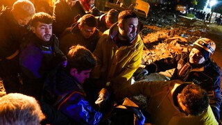 Σεισμός Τουρκία: Δάκρυα και χαμόγελα μέσα στα χαλάσματα – Συγκλονιστικά βίντεο από διασώσεις