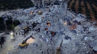 Θάνατος και συντρίμμια: Συγκλονιστικά εναέρια πλάνα από την καταστροφή στη Συρία μετά το σεισμό