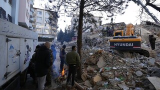 Σύρος διπλωμάτης: Οι δυτικές κυρώσεις εμποδίζουν την παροχή βοήθειας στα θύματα του σεισμού
