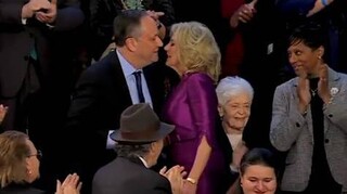 Γιατί η Τζιλ Μπάιντεν φίλησε στο στόμα τον σύζυγο της Καμάλα Χάρις: Ένα ερώτημα χωρίς απάντηση