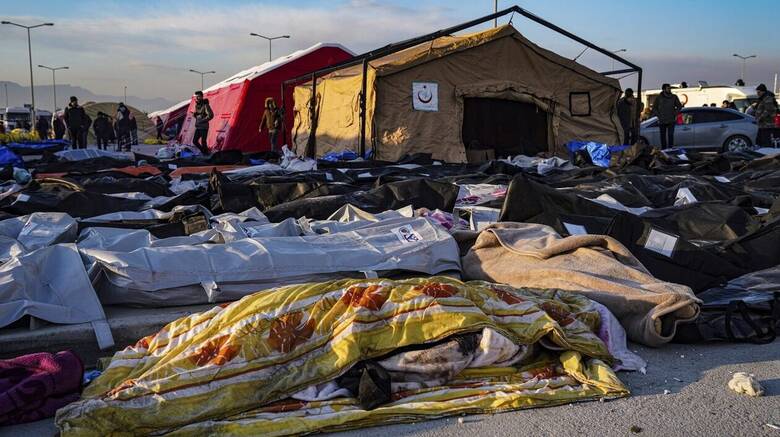 Σεισμός στην Τουρκία: Η μακάβρια όψη της τραγωδίας - Αναγνώριση πτωμάτων μέσα σε γήπεδα και πάρκινγκ
