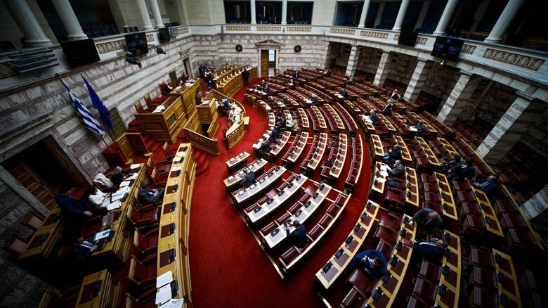 Βουλή: Πέρασε η διάταξη για το «στοπ» στο κόμμα Κασιδιάρη - «Ναι» από ΝΔ- ΠΑΣΟΚ, «παρών» από ΣΥΡΙΖΑ