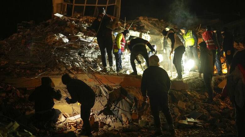Σεισμός - Τουρκία: Τρίτη νύχτα αγωνίας στα χαλάσματα - Μάχη με το χρόνο δίνουν τα σωστικά συνεργεία