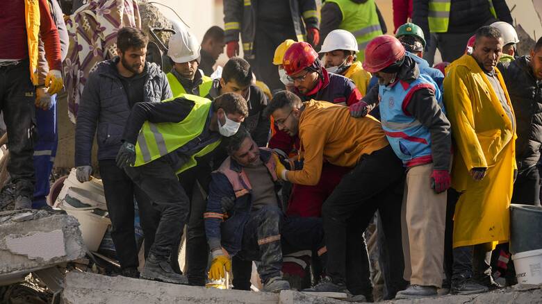 Σεισμός Τουρκία – Συρία - «Μυρίζουμε πτώματα»: Οι διασώστες ελπίζουν ακόμη σε μικρά θαύματα