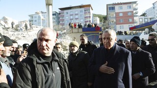 «Ντροπή σας»: Οργή κατά Ερντογάν για τον σεισμό – Πάνω από 21.600 οι νεκροί