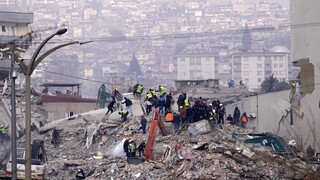 Σεισμός Τουρκία: Απεγκλωβίστηκε μωρό δύο μηνών μετά από 128 ώρες – Χαμόγελα στα σωστικά συνεργεία