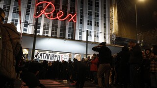 Συναυλία καλλιτεχνών: Κλειστή η Πανεπιστήμιου στο Rex με πλήθος κόσμου στο πλευρό τους