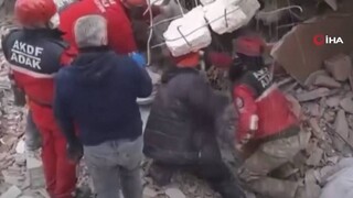 Σεισμός Τουρκία: Βίντεο ντοκουμέντο με κτήριο να καταρρέει πάνω σε διασώστες