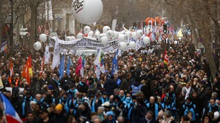 Γαλλία: Εκατοντάδες χιλιάδες πολίτες στους δρόμους και πάλι για το συνταξιοδοτικό