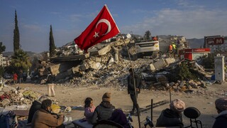 Σεισμός Τουρκία: Δεκάδες εντάλματα σύλληψης για κατασκευαστές των κτηρίων - νεκροταφείων