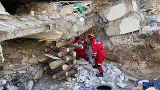 Συγκλονιστικό βίντεο στο CNN Greece: Οι διασώστες της ΕΜΑΚ αναζητούν τη ζωή κάτω από τα ερείπια