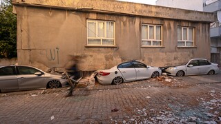 Σεισμός Τουρκία: Απίστευτη εικόνα - Κτήριο «προσγειώθηκε» πάνω σε αυτοκίνητα
