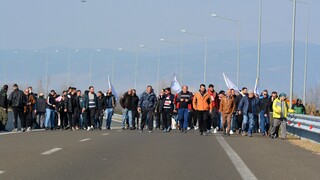Λαμία: Αγρότες έκλεισαν την Εθνική Οδό Αθηνών - Λαμίας στο ύψος της Αταλάντης