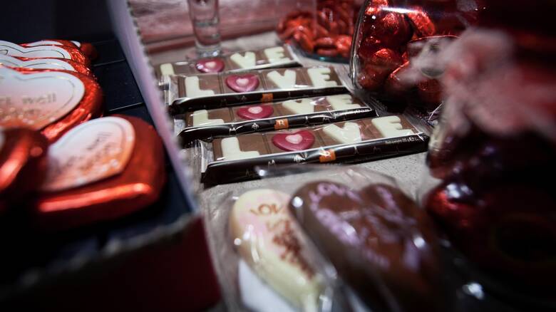 Άγιος Βαλεντίνος: Έφτιαξαν σοκολατένια καρδιά 25 κιλών στη Μυτιλήνη για καλό σκοπό