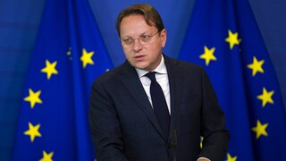 Ούγγρος Επίτροπος ξέχασε ανοιχτό μικρόφωνο και αποκάλεσε «ηλίθιους» τους Ευρωβουλευτές