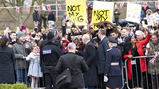 Βασιλιάς Κάρολος: Βρέθηκε αντιμέτωπος με αντιμοναρχικούς διαδηλωτές