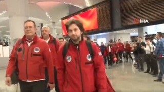 Κωνσταντινούπολη: Χειροκροτήματα για τους Έλληνες διασώστες - Τους άνοιγαν δρόμο στο αεροδρόμιο