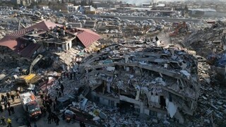Σεισμός Τουρκία: Λιγοστεύουν οι ελπίδες για επιζώντες – Φόβοι για επιδημία