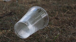 Λιγότερα πλαστικά απορρίμματα με 4 απλές αλλαγές - Δείτε το explainer video του Act for Earth