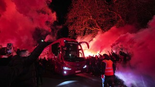Λίβερπουλ: Οπαδοί της με πυροτεχνήματα έξω από ξενοδοχείο που έμεναν παίκτες της Ρεαλ
