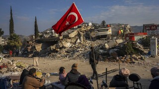 Σεισμός Τουρκία: Πρόστιμα και διακοπή προγράμματος σε κανάλια που επέκριναν τον Ερντογάν
