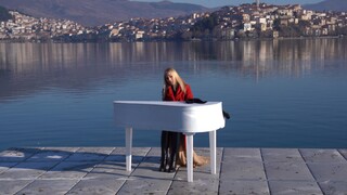Παίζει πιάνο στη μέση της λίμνης της Καστοριάς και το θέαμα εντυπωσιάζει