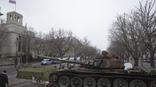 Γερμανία: «Εδώ κάθονται εγκληματίες πολέμου» - Κατεστραμμένο άρμα μάχης έξω από τη ρωσική πρεσβεία
