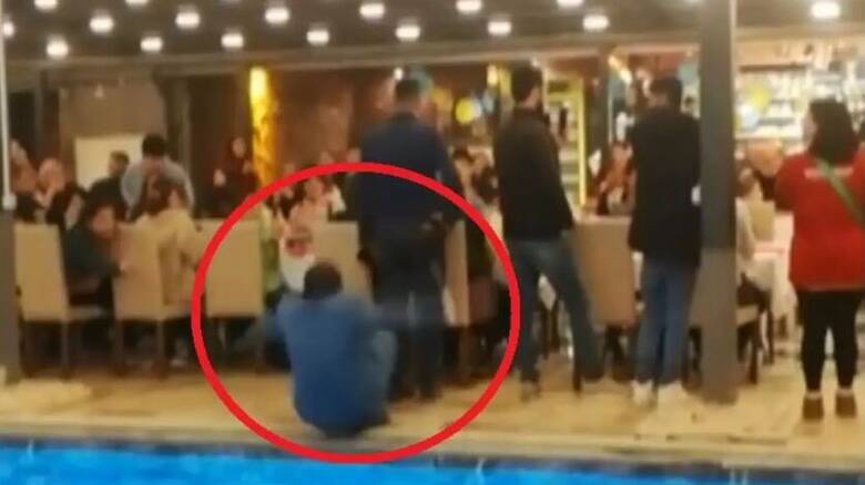 Τουρκία: Διάσημος τραγουδιστής έπεσε στην πισίνα σε live βραδιά για τους σεισμόπληκτους